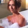 Extra Scoop: Jennifer Love Hewitt Bubbles Up