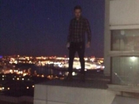 liam-payne-balcony