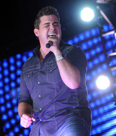 ‘Idol’ Finalist Josh Gracin in Hospital After Posting Dire Facebook Message