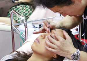 Bizarre Beauty Trends! Thigh Gap Therapy, Eyelash Transplants and More!
