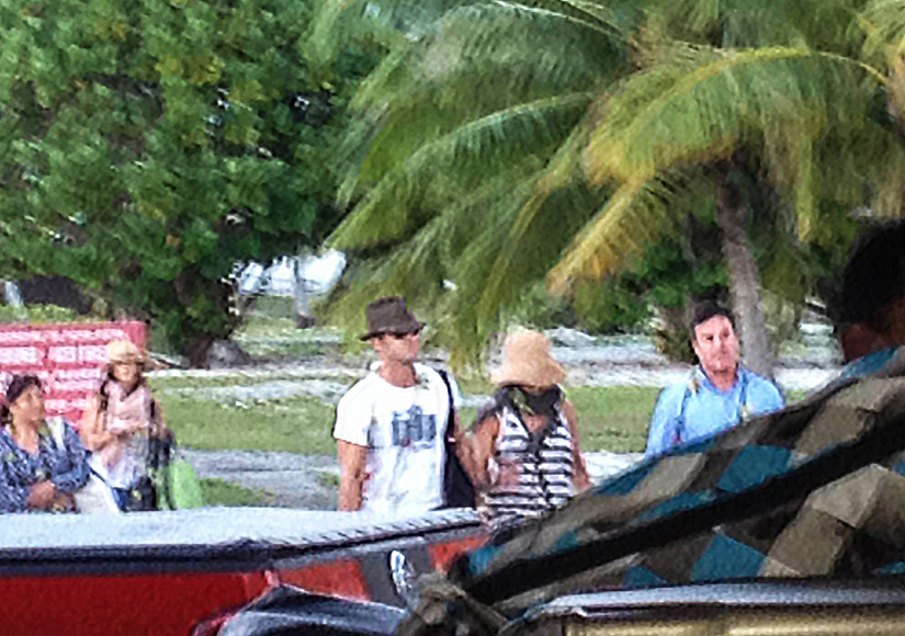 jennifer aniston justin theroux bora bora arrival aug07 2015 SEE CLIPS EXCL Splash spl1096804 001