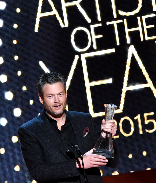 Blake Shelton Acknowledges ‘Crazy Year’ After Trace Adkins Pokes Fun at His Love Life