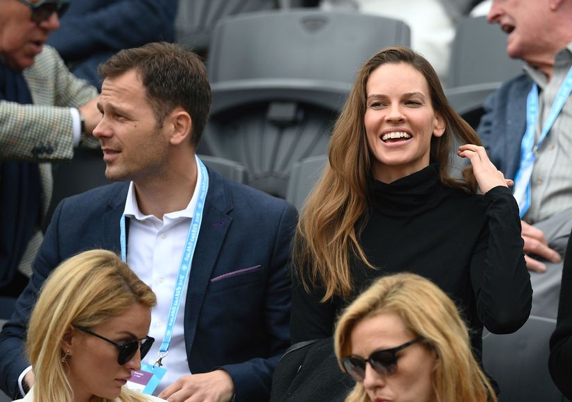hilary-swank-no-ring
