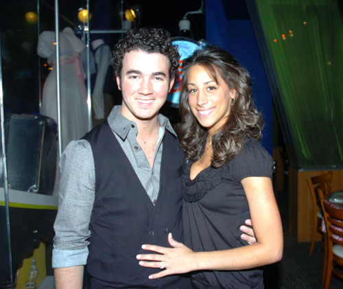 kevin jonas danielle deleasa