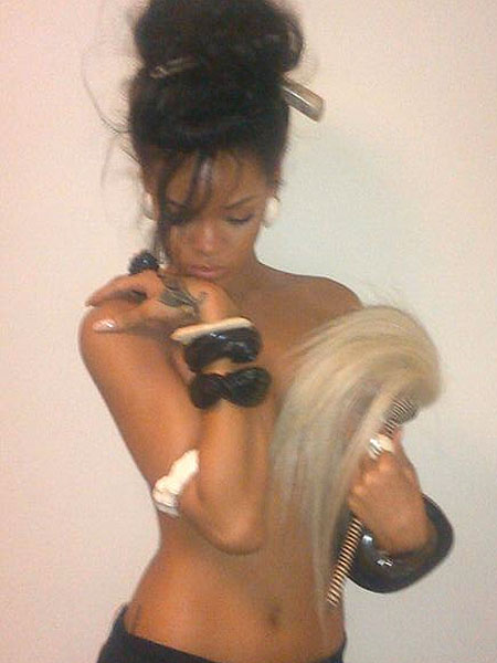 Rihanna/Lockerz rihanna.jpg