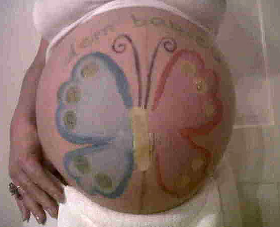 Mariah tweeted a photo of her belly MariahCarey-BabyBump.jpg