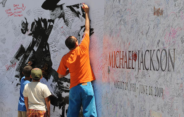 Getty Images Fans have been encouraged to honor of the King of Pop by signing billboards at the Staples Center
