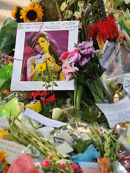 Getty Images amy-winehouse-flowers.jpg