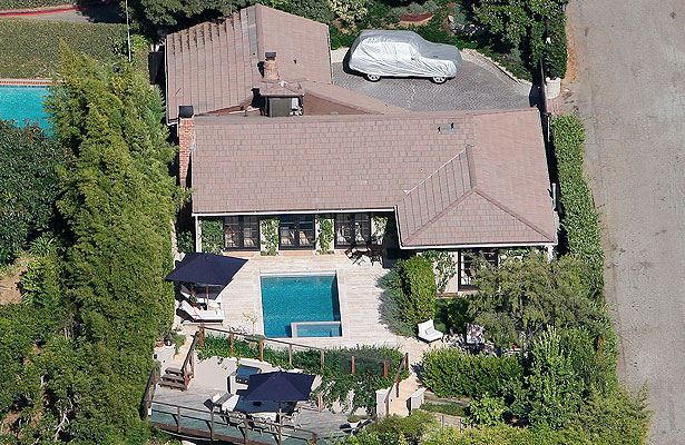 X17online aniston-home.jpg