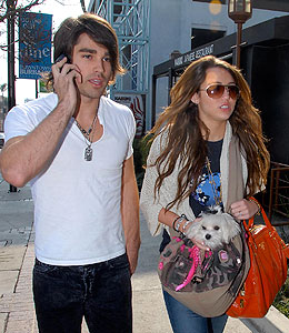 INF Photo miley cyrus says goodbye to justin gaston