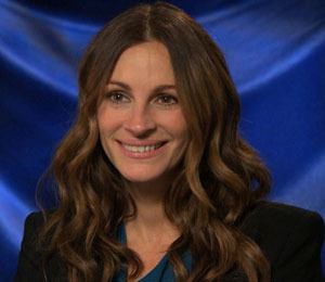 'Extra' Raw! Julia Roberts Dishes on Being the Evil Queen