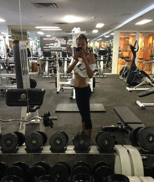 zoe-saldana-abs