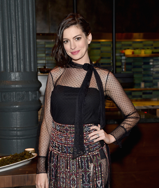 bikini-clad anne hathaway bares baby bump to celebrate new year