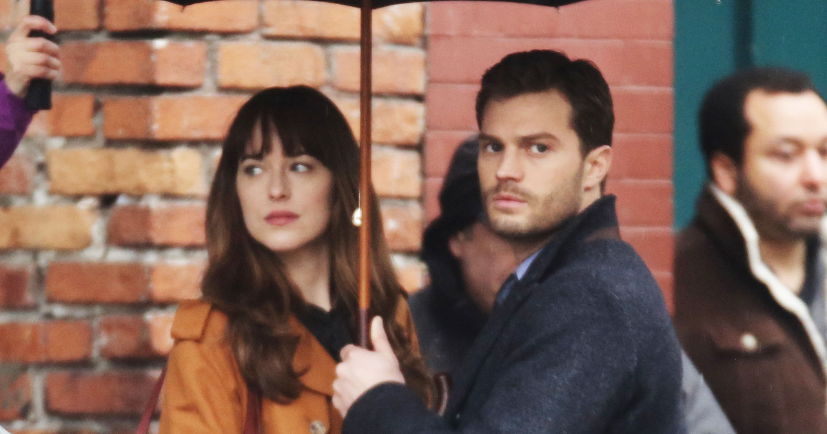 Dakota Johnson Amp Jamie Dornan Kiss In The Rain On Fifty