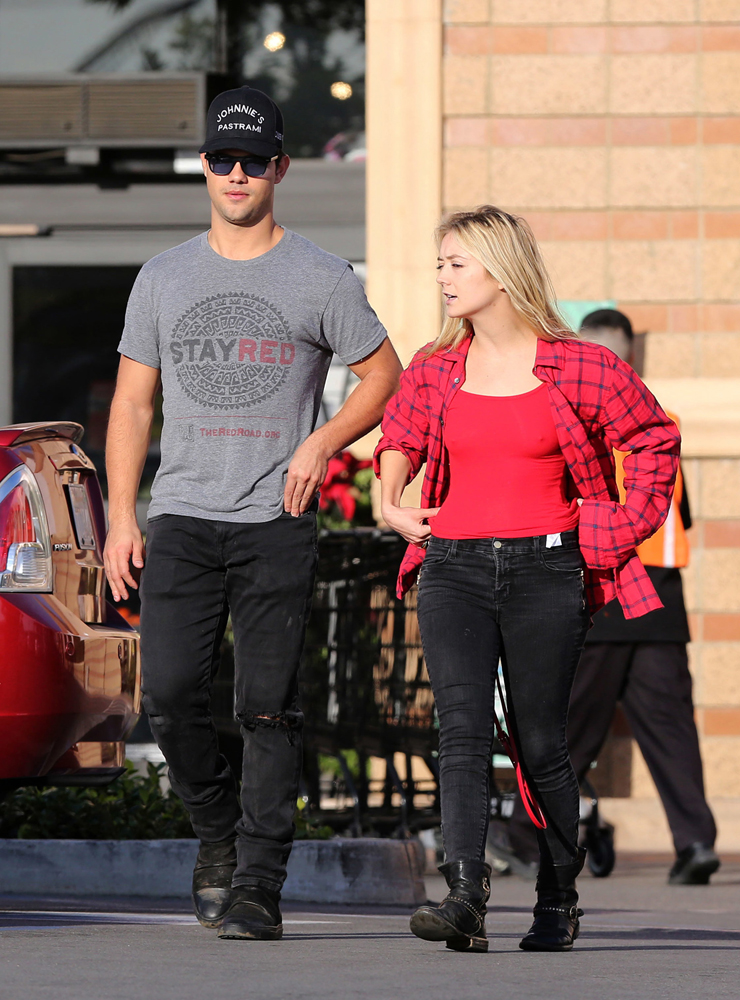 Taylor-Lautner-Billie-Lourd-Shopping