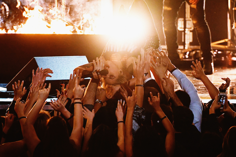 Lady-Gaga-crowd-surf