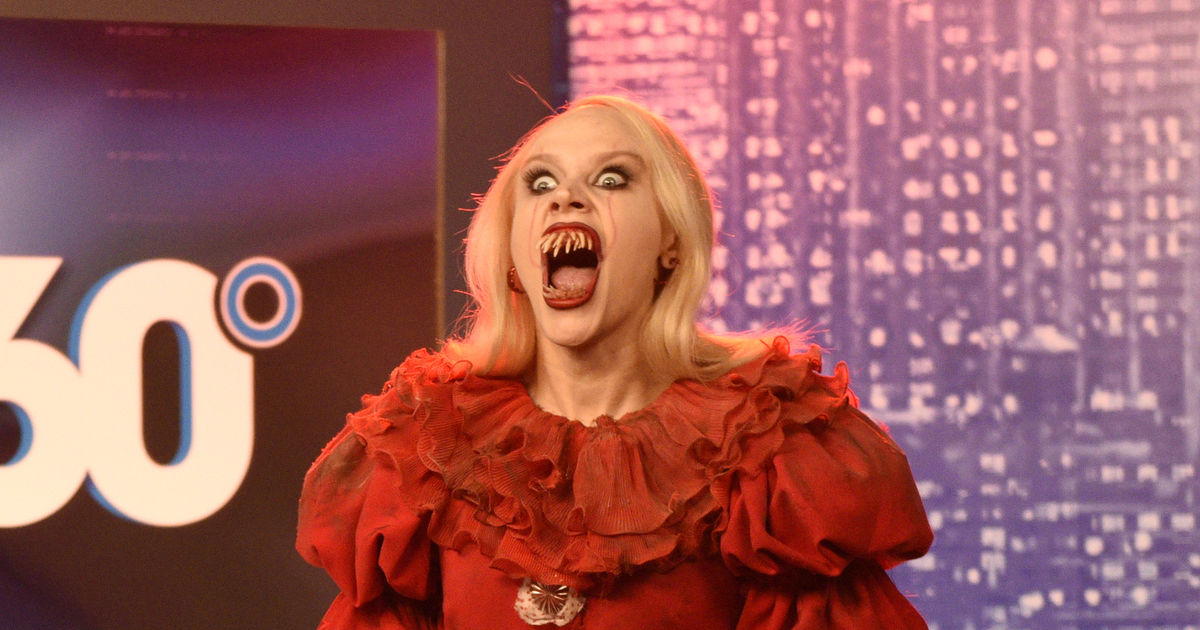 Watch Kate McKinnon's Kellywise Eat Up Attention on 'SNL' | ExtraTV.com