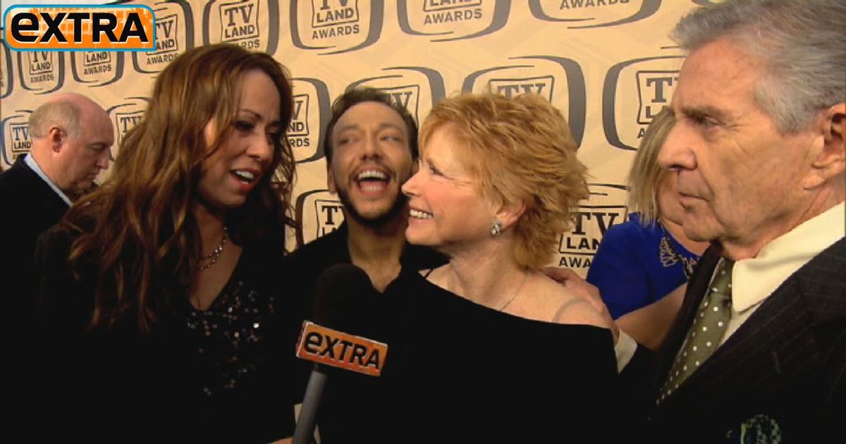 'Extra' Sings with the Cast of 'One Day at a Time'