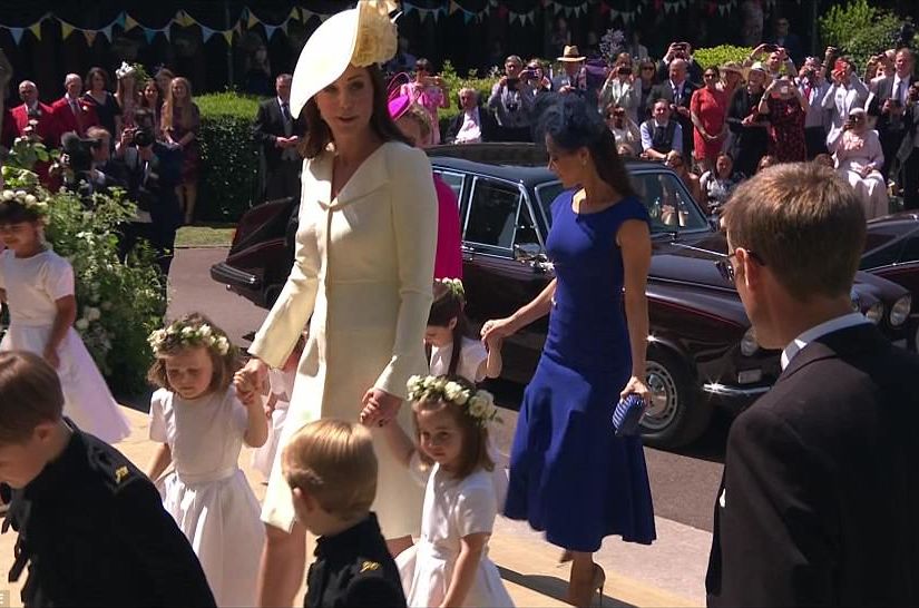 4C6D58C900000578-5747793-Kate_arrived_to_Windsor_Castle_hand_in_hand_with_Meghan_s_adorab-a-50_1526730771032