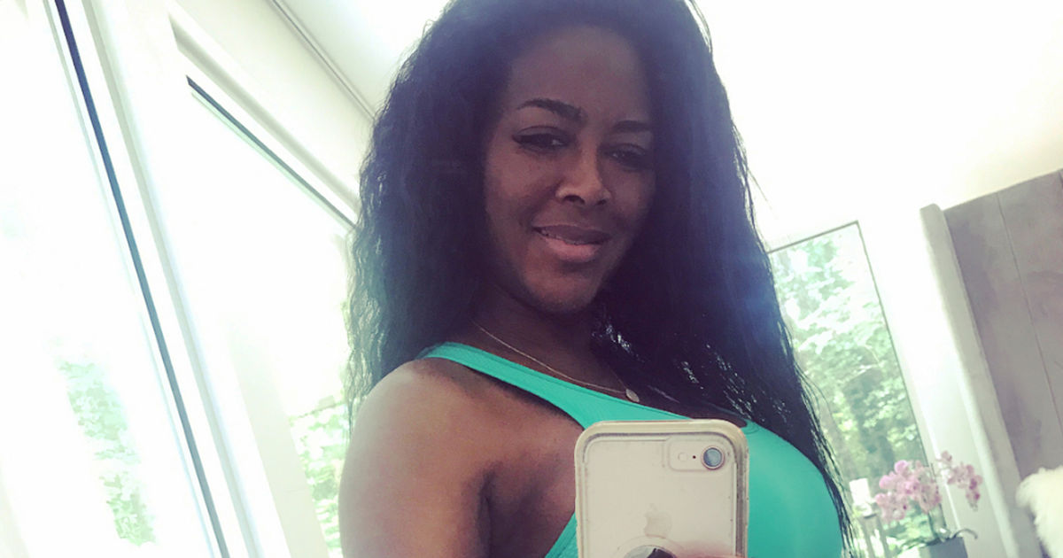 Kenya Moore Shows Off Bare Baby Bump Extratv Com