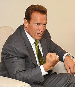Getty Images arnold schwarzenegger takes on paparazzi