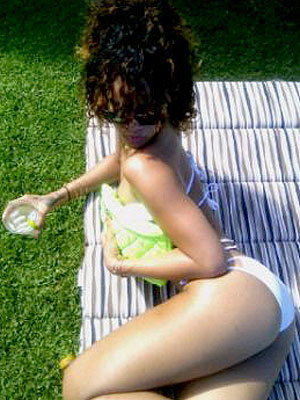 Lockerz rihanna-lawnchair.jpg